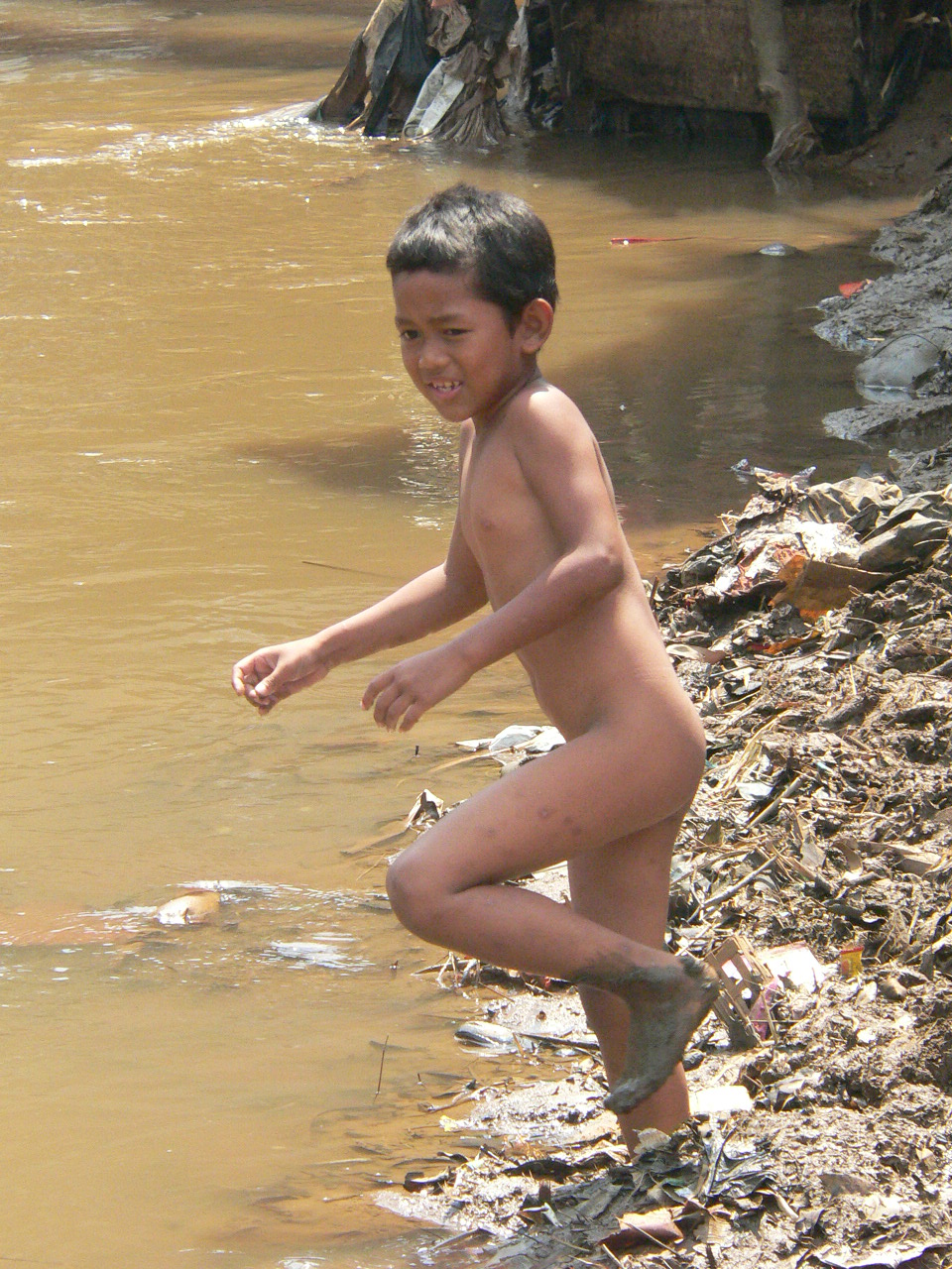Young boy plays in Ciliwung River (Flickr, Mareta Kusumaningrum, March 25, 2009)