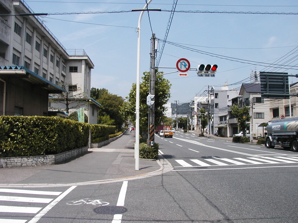 電車どおりを過ぎると左に広瀬小学校があります