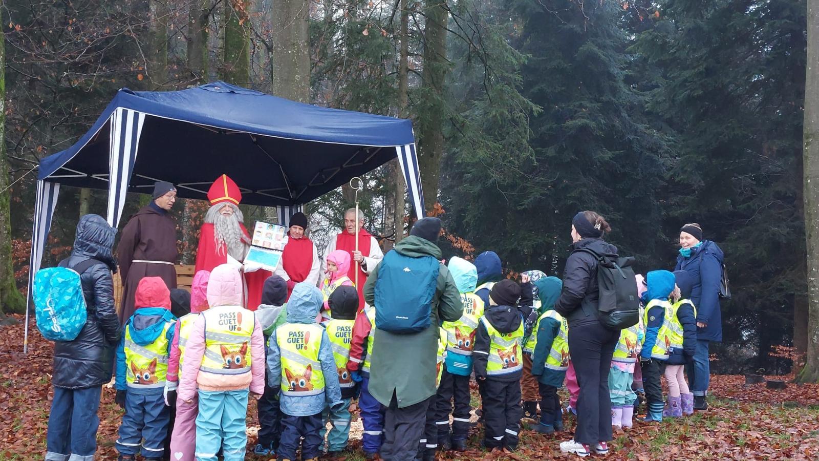 Besuch der Kindergarten Kinder im Wald