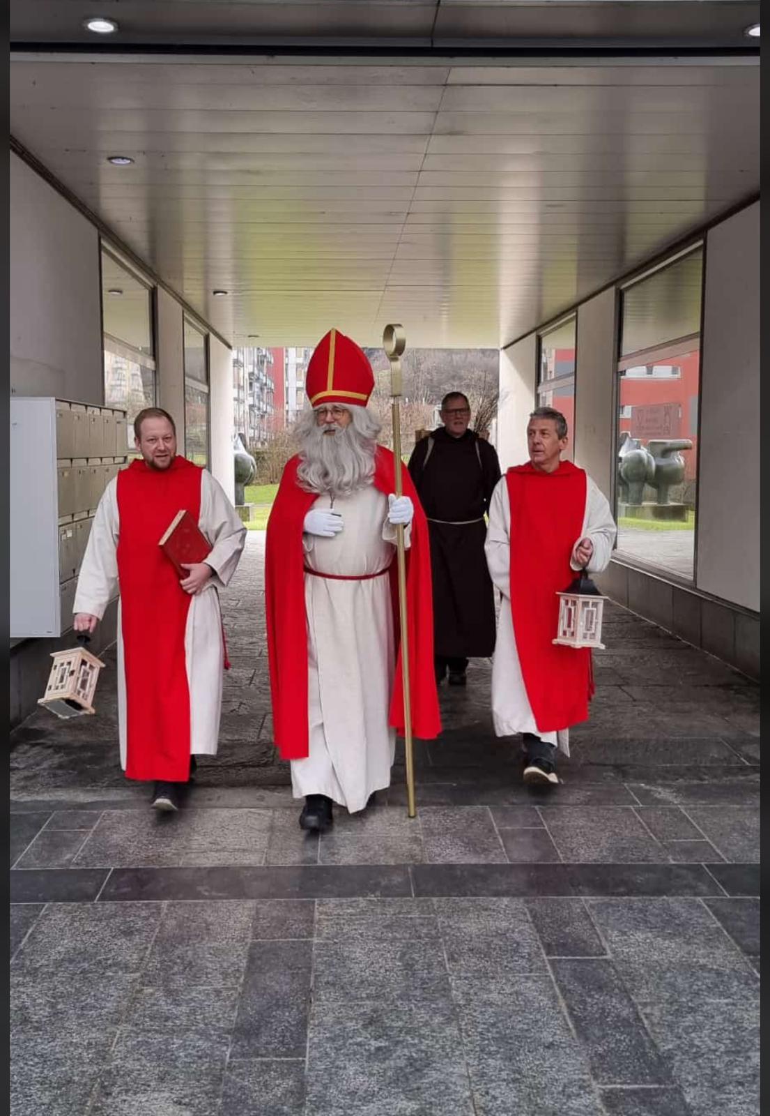 Samichlaus und Gefolge auf dem Weg ins Ruopigen