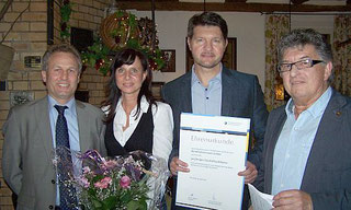 50 Jahre, 50. Firmenjubiläum, Ehrenurkunde zum 50. Jubiläum von dem Geschäftsführer der Kreishandwerkerschaft Erlangen-Hersbruck-Lauf)  und Herrn Werner Drechsler (Obermeister der Malerinnung) überreicht