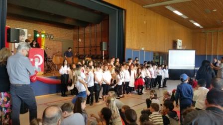 Türkische Kinder singen die Nationalhymne