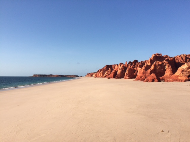 Cape Levique! Blaues Meer, weißer Sand und rote Felsen!