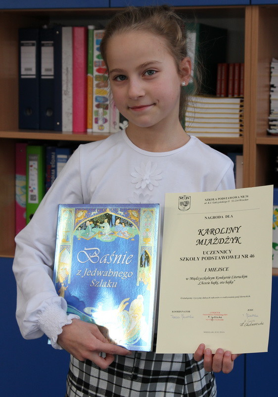 Karolina z dyplomem i nagrodą