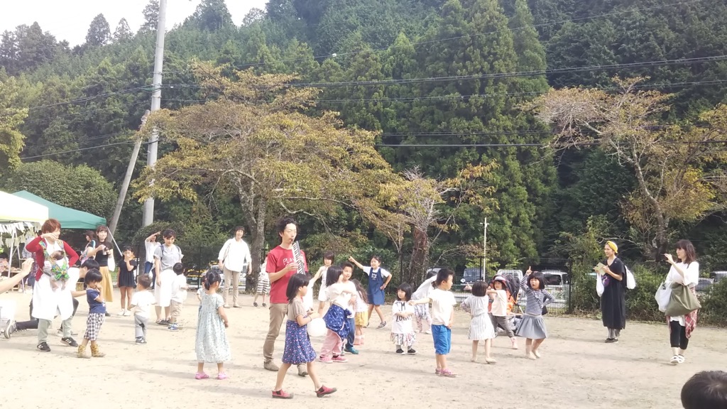 輪になって唄い踊る