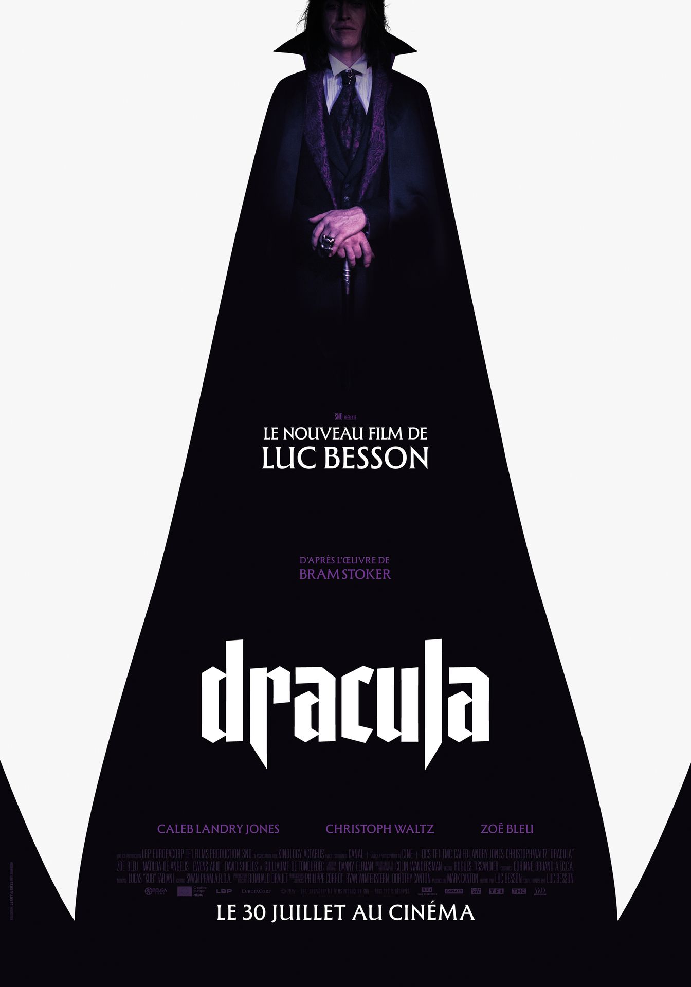  Au XVe siècle, le Prince Vladimir renie Dieu après la perte brutale de son épouse. Il hérite alors d’une malédiction éternelle : il devient Dracula.