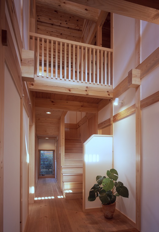 玄関～階段と吹き抜け　漆喰の壁　杉厚板（３８㎜）の床