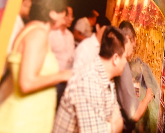 Viele Bürger aus Peking setzten Ihre goldenen Zeichen auf dem Bild speziell für die Olympischen Spiele 2008 von / / ursula-scherer.com //  "golden-signs" // @galerieb34 - Galerie B 34 //