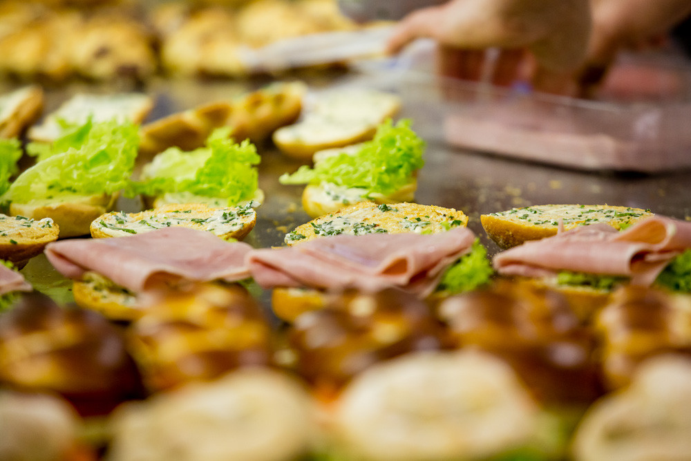 Impressionen vom Füllen der Sandwiches