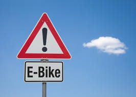 Verkehrsunfall Frontalzusammenstoß: E-Bike-Fahrer schwer verletzt