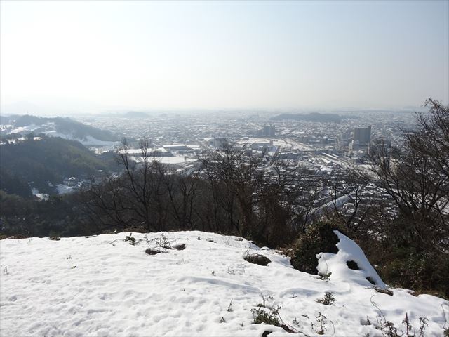 山頂からの景色。冬の快晴だったこともあり、彦根の街がとても綺麗に見渡せます。