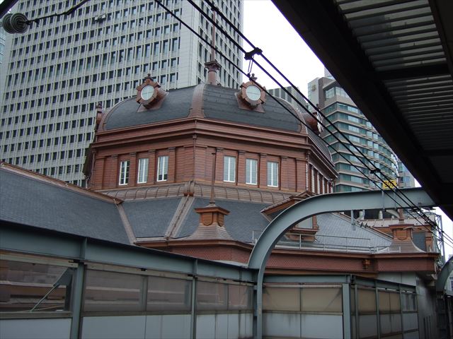 駅のホームから見えた外観のドーム。カッチョいーっす。