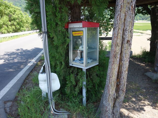 碑の近くにあったちょっと面白い公衆電話。