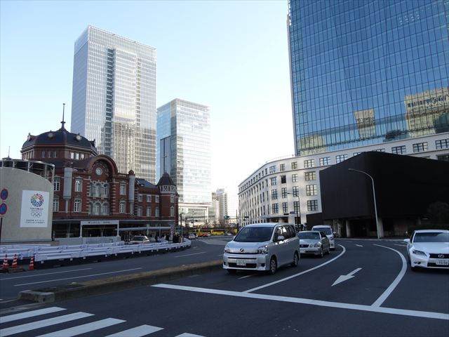 東京駅と隣接する東京中央郵便局