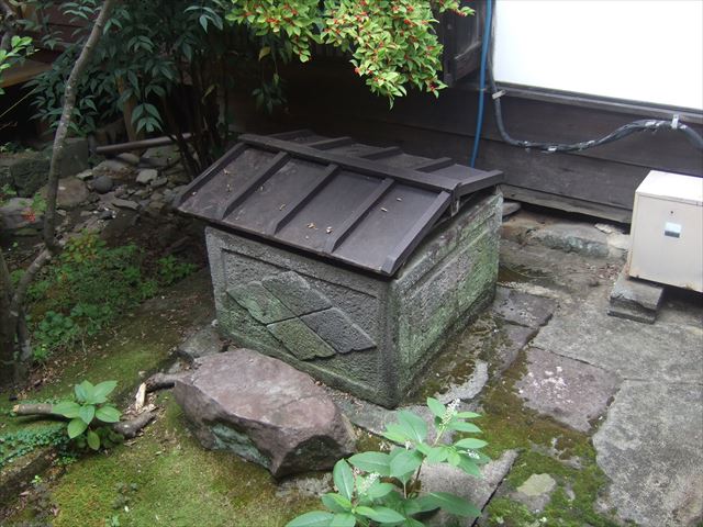 お寺の中庭に武田菱の井戸がありました。