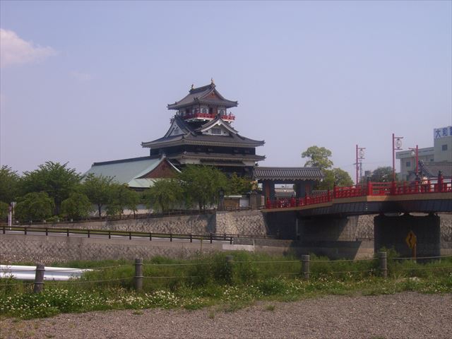 清洲城跡公園から望む清洲城。川に架かる赤い橋がいい味を出してます。
