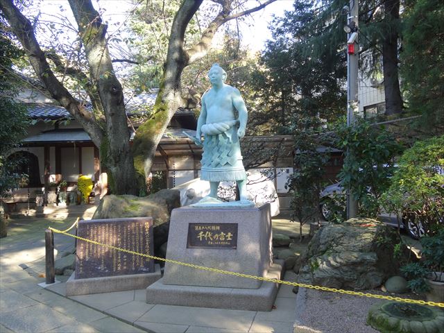 千代の富士像