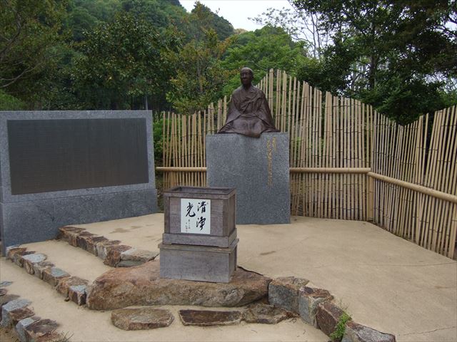 谷玉仙尼銅像