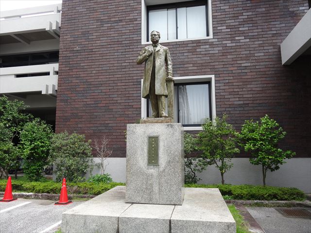 片岡健吉先生の像
