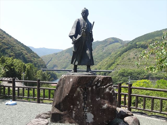 ﻿中岡慎太郎の像