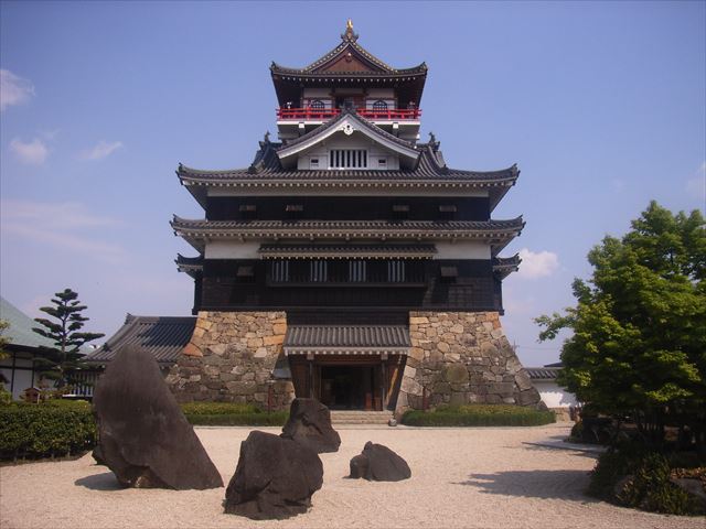 真正面から見た清洲城。城の前はちょっとした庭園になっており、大きな庭石があります。