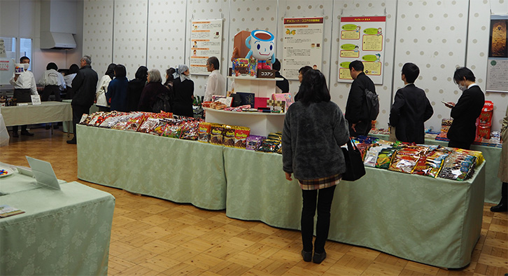 ココアの試飲には長蛇の列