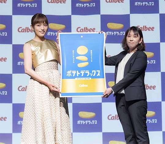 カルビーの山本氏（右）からプレゼントを受け取る川口さん