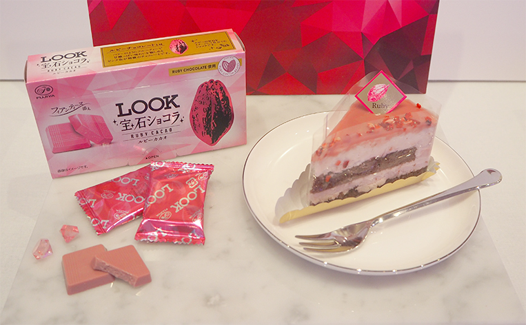 不二家『ルック 宝石ショコラ(ルビーカカオ)』(左)と『ルビーカカオクリームのケーキ〜フランボワーズ仕立て〜』
