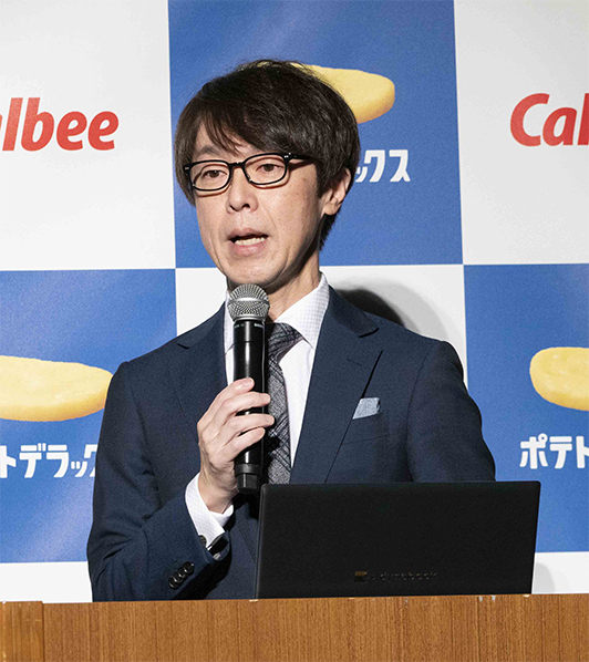 挨拶をするカルビー松本執行役員