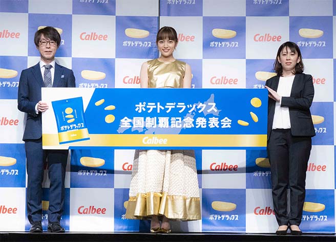 左から松本執行役員、川口さん、山本氏