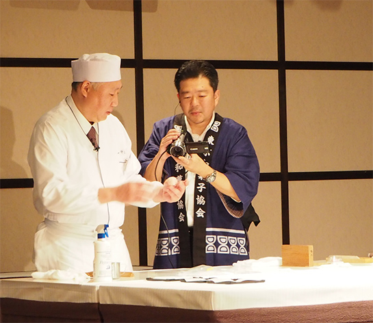 実演する一炉庵の池田氏