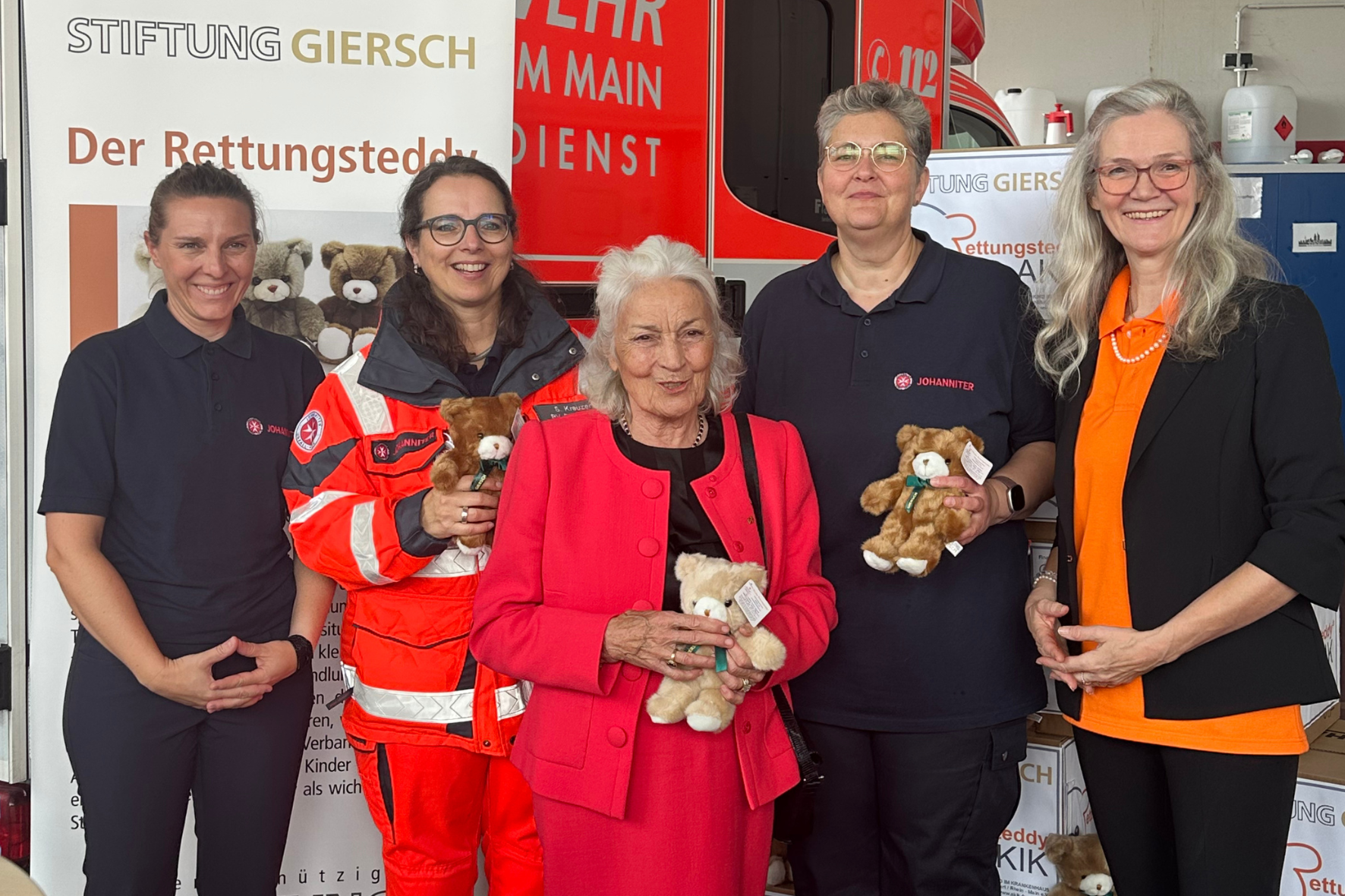 AKIK Rettungsteddy Übergabe Frankfurt