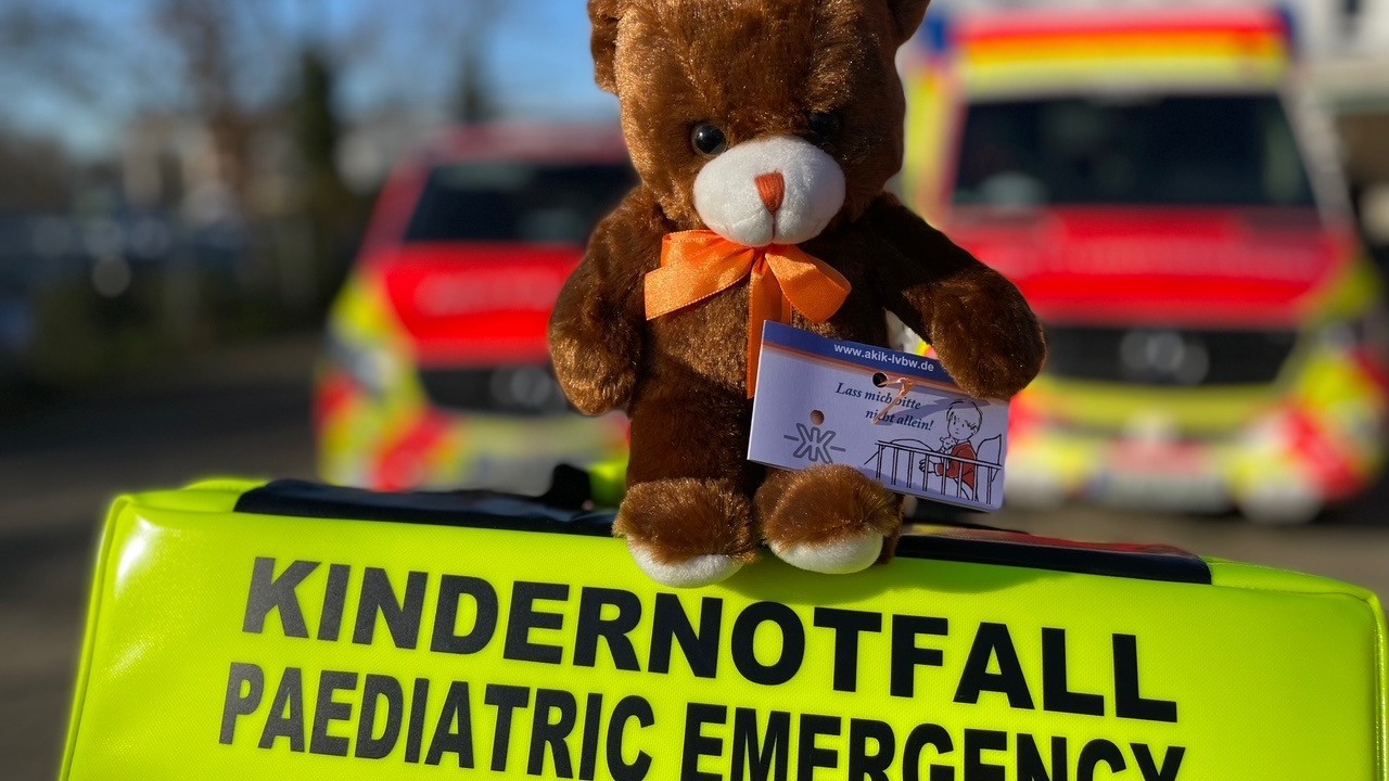 Unser AKIK Rettungsteddy® feiert 30-jähriges Jubiläum