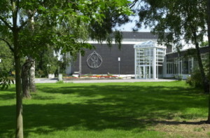 Panoramafoto Bürgerhaus mit Wiese und Bäumen