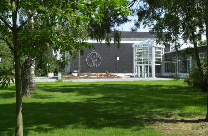 Panoramafoto Bürgerhaus mit Wiese und Bäumen