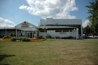 Ansicht Eingang Bürgerhaus-Restaurant Da Leone mit Wiese