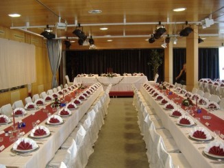 Tisch-Reihen mit rot-weißer Deko