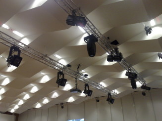 Lichttraverse vor der Bühne großer Saal