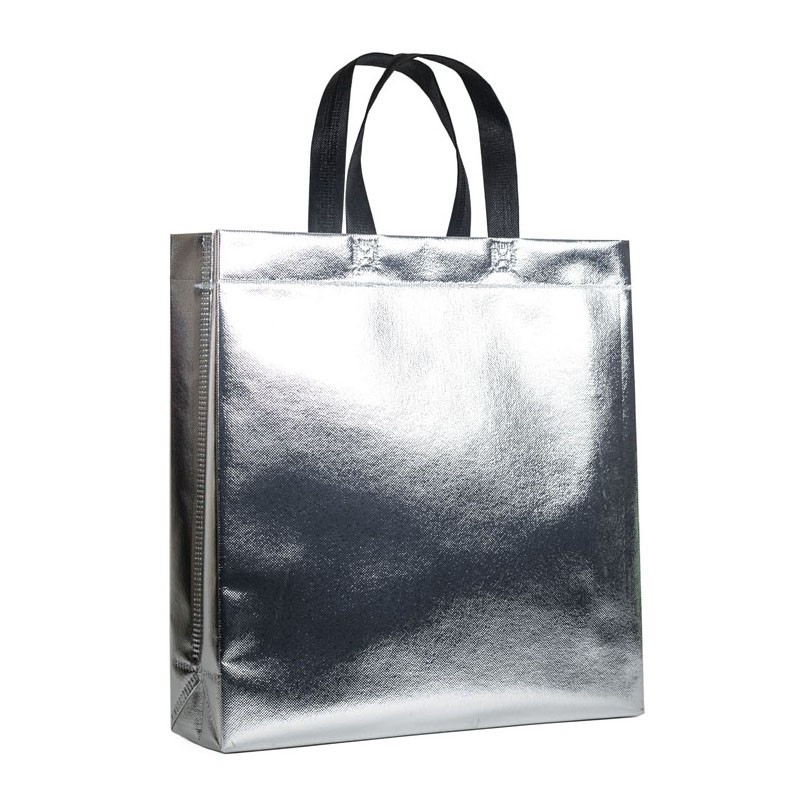 Mehrwegtaschen und Tragetaschen in silber metallic kaschierte Non Woven Taschen mit schwarzen Griffen die ideale auffälliche Tragetaschen als Weihnachtstaschen oder Geschenktaschen zu Weihnachten