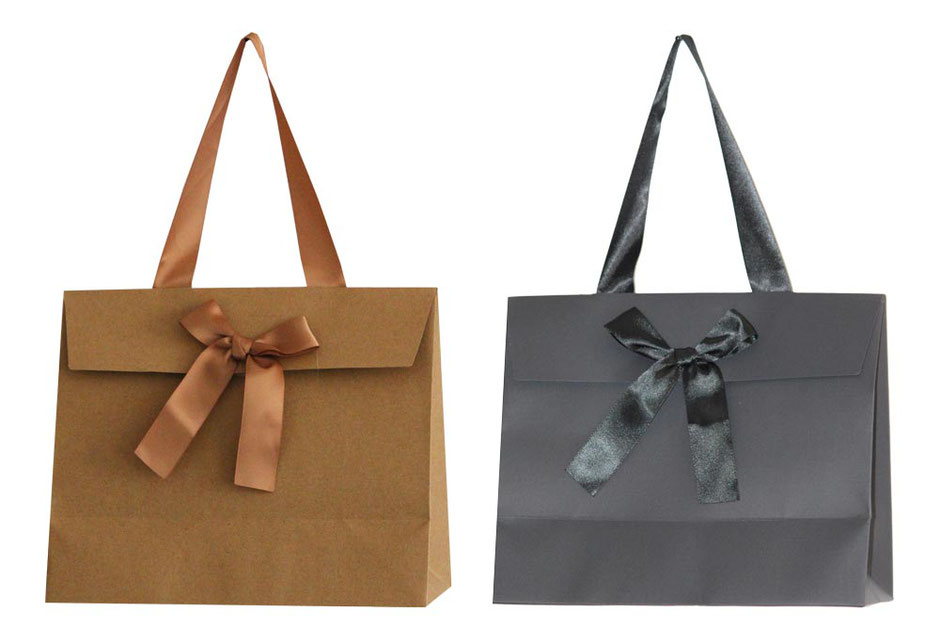 Geschenktaschen in braun oder schwarz mit Klappe, eingeklebtem Satinband und einer gebundenen Schleiße ab 100 Stück günstig kaufen