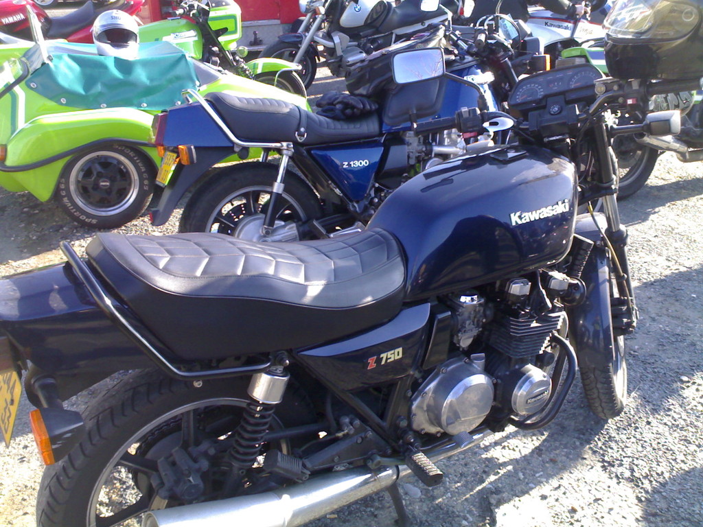 UNE Z 750
