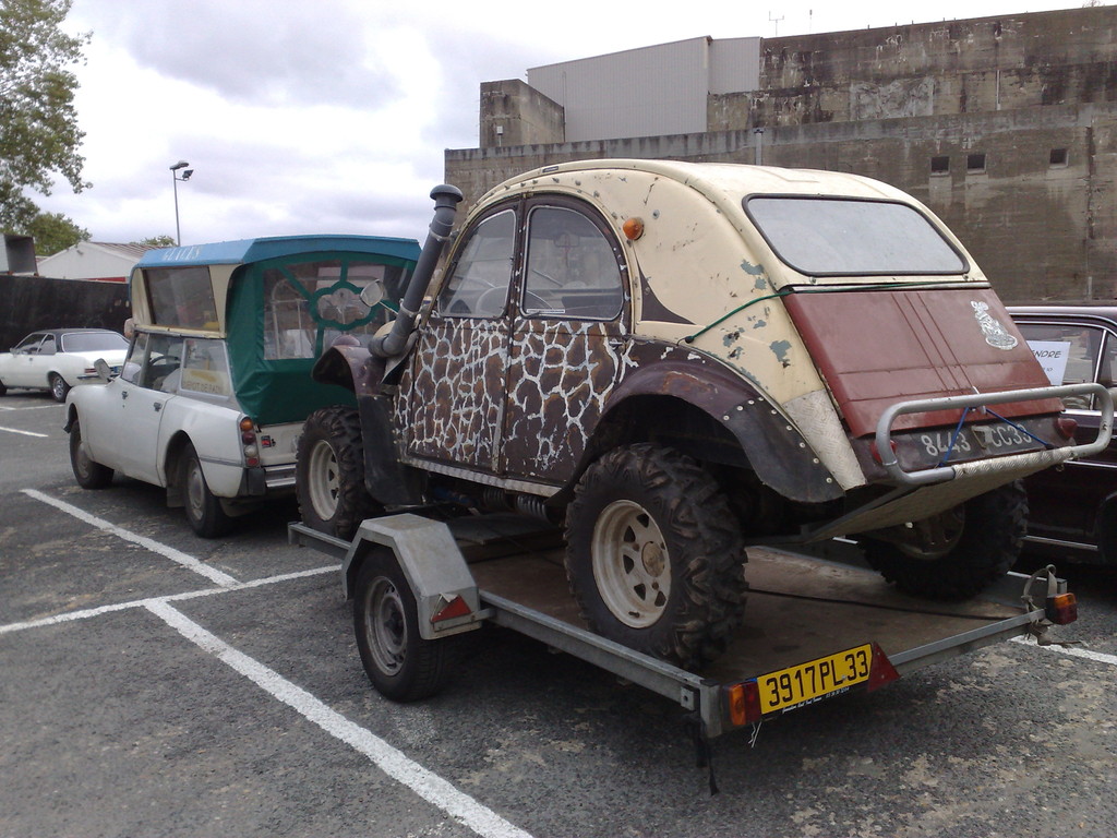 Curieux attelage CITROEN : DS Break Camping car ! et 4x4 Deuche !