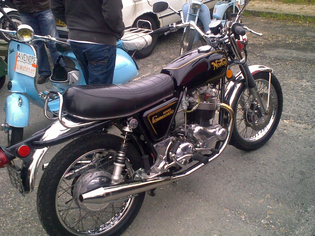 Pour finir, Une anglaise !!!.... Une NORTON COMMANDO (bien sûr) et sans tâche d'huile !