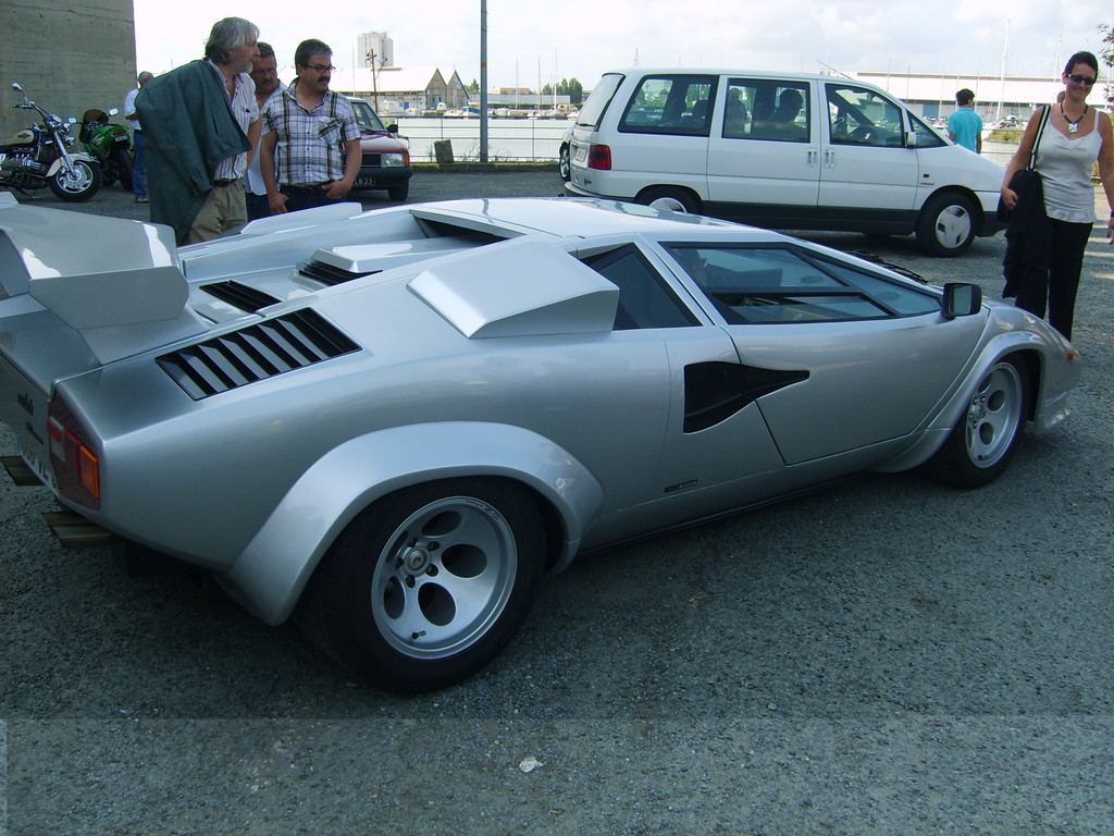 LES SPORTIVES : Countach NON ?