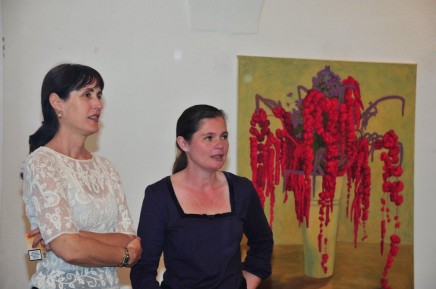 Christy Astuy und Carolin Walker vor einem ihrer Bilder im Schloss Ebenau ©bei der Künstlerin und Galerie Walker