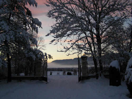 Schlosspark, im Winter, Blick hinaus durch das Tor ©Galerie Walker