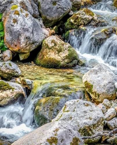 ein Bergbach - und wie das Wasser über die Steine strömt