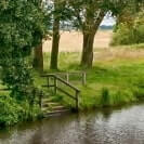 eine Treppe führt in einen Fluss