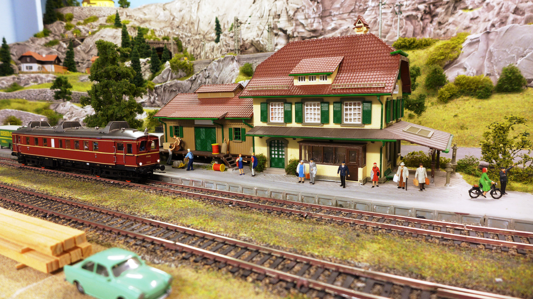 Für meinen Bhf. RIEDBERG habe ich das Vollmer-Modell (Art.Nr.43515) "Bahnhof Därligen" verwendet.