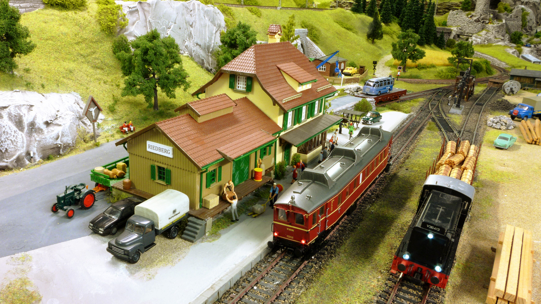 Mein Nebenbahnhof RIEDBERG mit VT 66 904 (von BRAWA) und V 36 413 (Modell plus von Lenz)